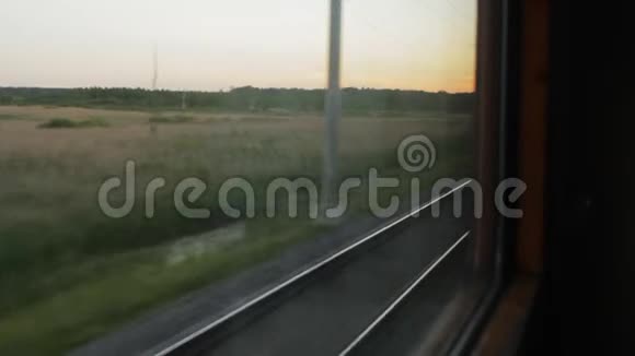 从铁轨上的火车窗口看视频的预览图