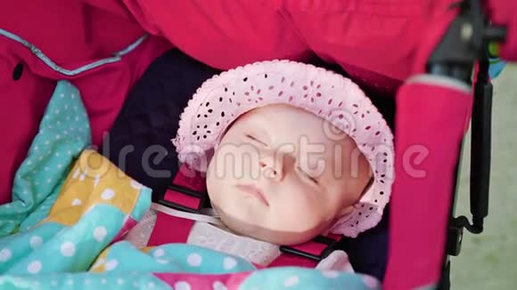 婴儿睡在压路机里视频的预览图