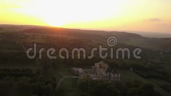 日落时的空中城堡视频的预览图