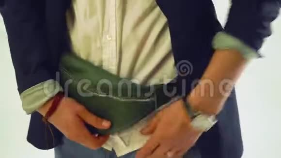 在拍照前男人调整衣服和扇子包视频的预览图