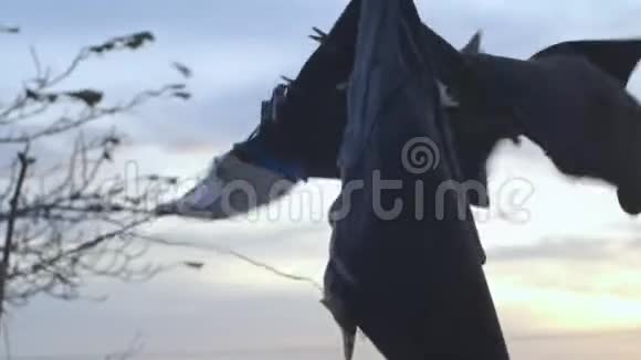 衣服在风中干燥视频的预览图