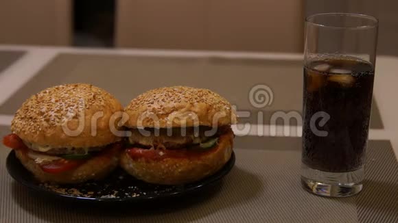 手拿汉堡男人吃汉堡快餐垃圾食品汉堡和可乐视频的预览图