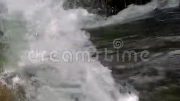 快速流动的水形成泡沫视频的预览图