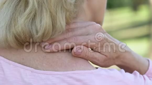 成年妇女按摩麻木的颈肩脊柱损伤后果视频的预览图