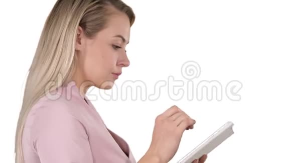 漂亮的女人在白色背景上使用平板电脑视频的预览图