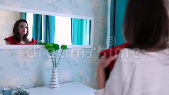 美丽的女人在家中照近镜子视频的预览图