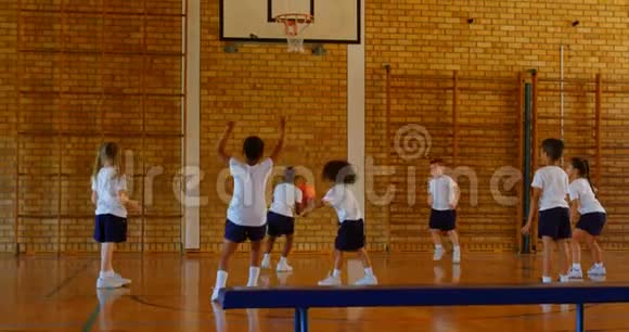 4k在校打篮球的学生视频的预览图