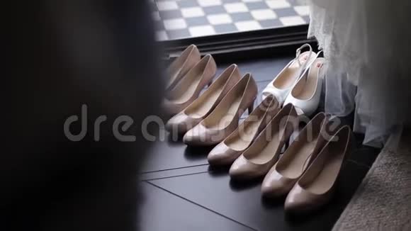 婚礼当天新娘黄鞋视频的预览图