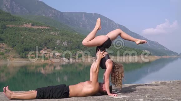 一个体操男在特技表演中为他的女朋友做保险视频的预览图