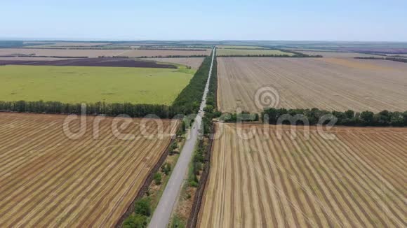 农田之间的公路空中观景视频的预览图