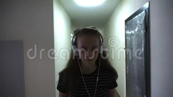 女孩走在长长的走廊上带着门视频的预览图