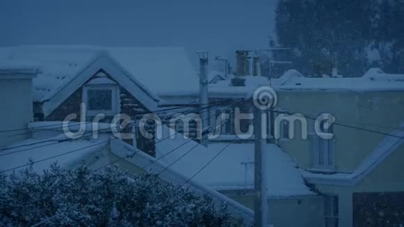 晚上暴风雪中的房子视频的预览图