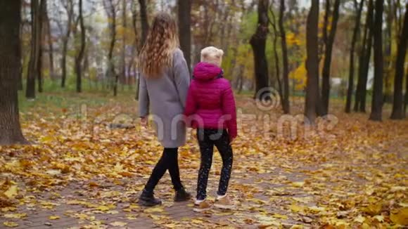 母亲和女儿享受着五彩缤纷的秋色视频的预览图