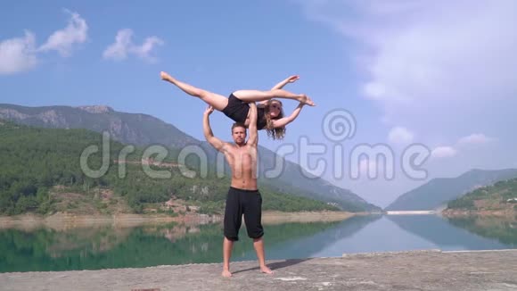 在自然的背景下体操运动员在土耳其展现了自己的能力视频的预览图