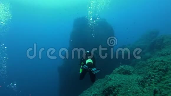水下场景潜水者在非常蓝的水中视频的预览图