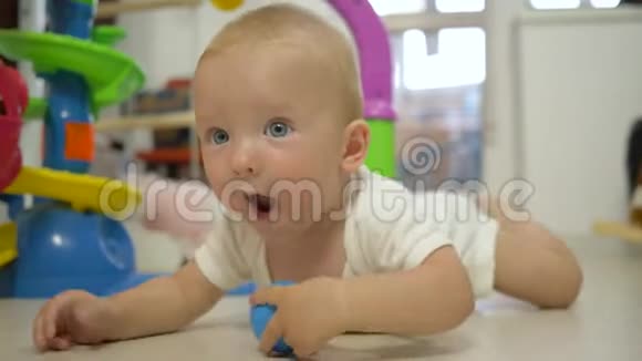 孩子发育快乐可爱的宝宝爬在地板上笑着特写视频的预览图
