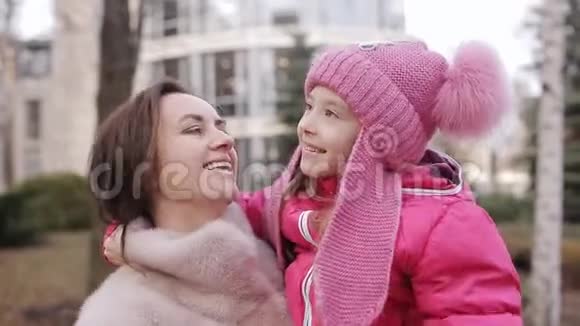 妈妈和女儿玩得很开心宝贝和妈妈在街上讲一首诗视频的预览图