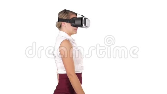 穿着VR耳机走在白色背景上的女人视频的预览图