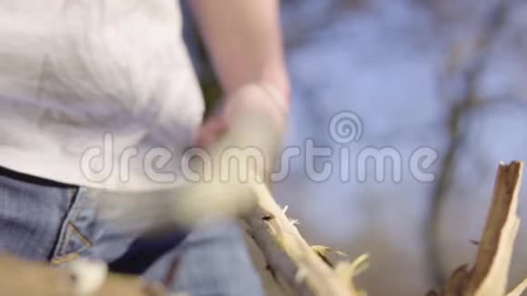 一个用刀砍木头的人视频的预览图