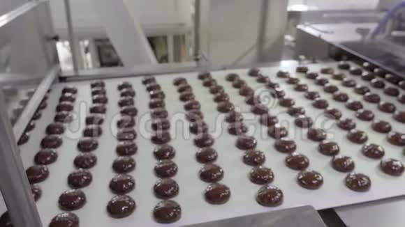 糖果巧克力中棉花糖的生产视频的预览图