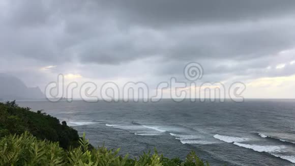 夏威夷考艾岛春季的雨天和阴天视频的预览图