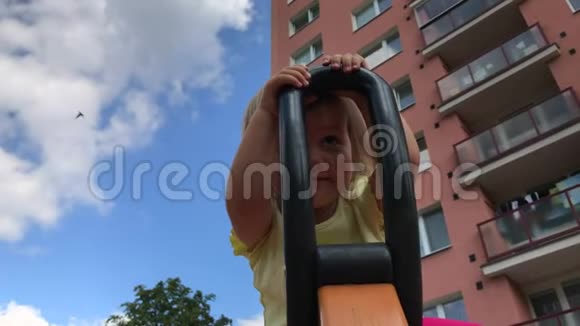 城市中的童年微笑的蹒跚学步的孩子在高楼大厦旋转视频的预览图