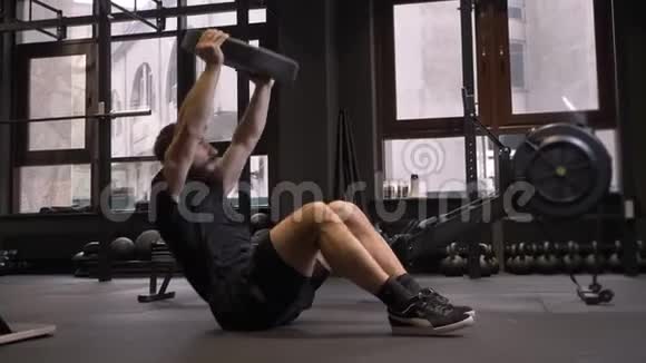 健身馆内成人肌肉运动男子摆动式按压和举重特写镜头视频的预览图