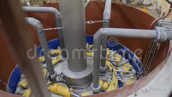 水力发电站水力发电厂涡轮杆在工作传动机构的旋转视频的预览图