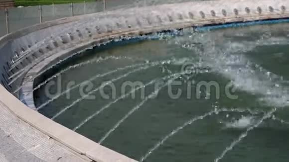 水沿着城市公园喷泉中的蓝色陶瓷台阶流下视频的预览图