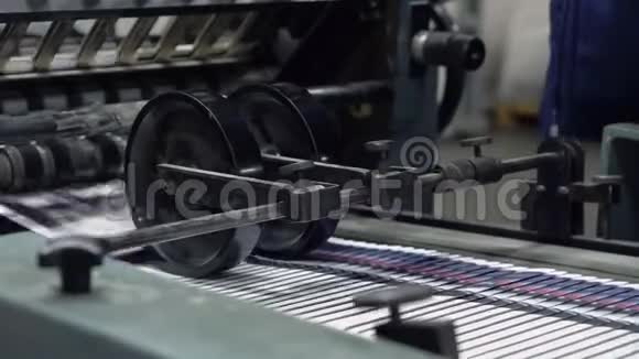 印刷厂的运输商视频的预览图