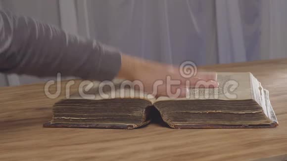 一个人一本旧书上的手掌圣经上的誓言上面的俯视图视频的预览图