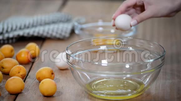 分离鸡蛋白和蛋黄做萨赫蛋糕视频的预览图