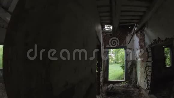 在白俄罗斯农村的旧的被毁的废弃木屋里搬家视频的预览图