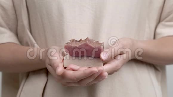 一个女人的特写她的手拿着一条手工做的玫瑰肥皂视频的预览图