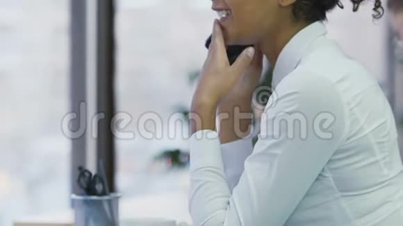 微笑礼貌的女人有电话交谈诊所经理与客户交谈视频的预览图