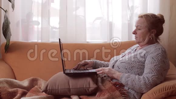 一位在笔记本电脑上工作的高级妇女的肖像视频的预览图