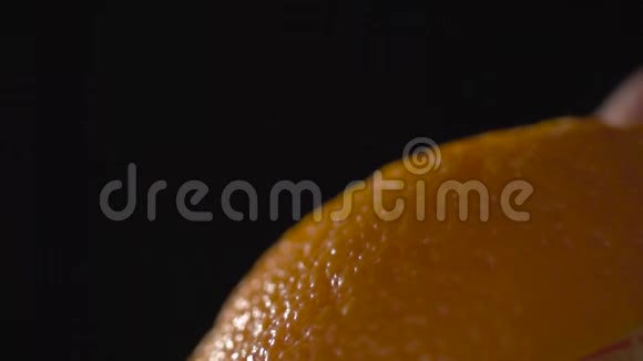 手从橘子里取出果皮视频的预览图