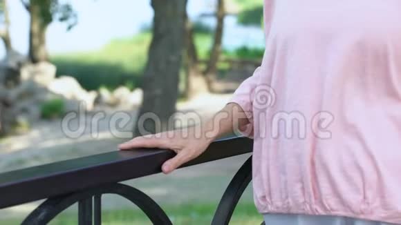 老年妇女伸展麻木的手臂老年肌肉无力关节炎视频的预览图