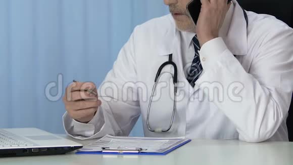 临床治疗师有电话交谈预约病人视频的预览图