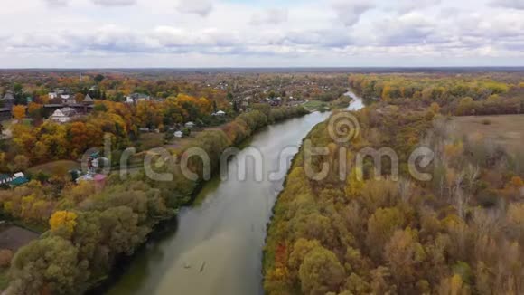 乌克兰Chernihiv州Baturin的Seym河鸟瞰图移动相机前进主题视频的预览图