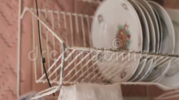 白俄罗斯农村住宅旧排水管上的老式餐具视频的预览图