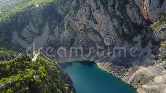 飞越克罗地亚的蓝色湖泊视频的预览图