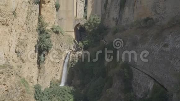 著名的PuenteNuevo桥横跨峡谷主要的地标朗达西班牙视频的预览图