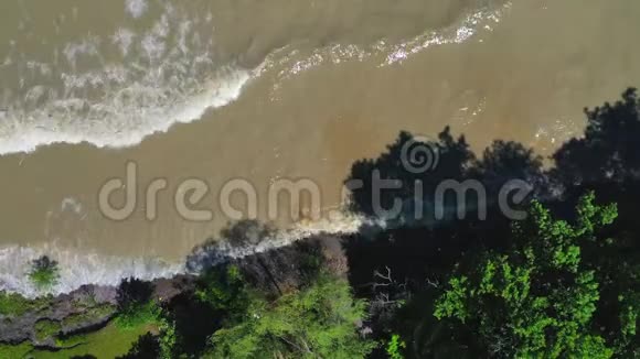4k强大的湖波空中影像视频的预览图