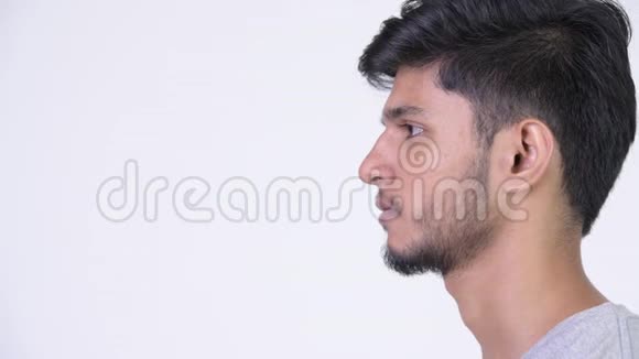 年轻愤怒的胡子印度男人尖叫的侧影视频的预览图