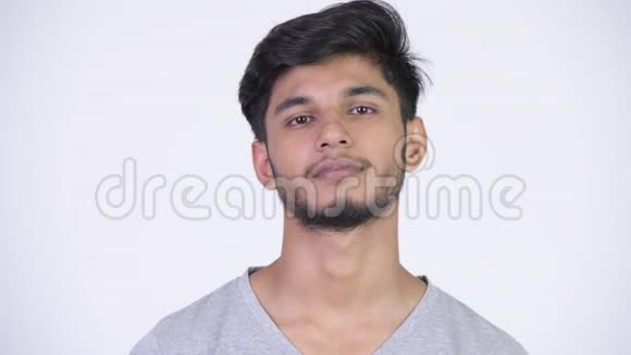 年轻英俊留胡子的印度男人接受采访视频的预览图