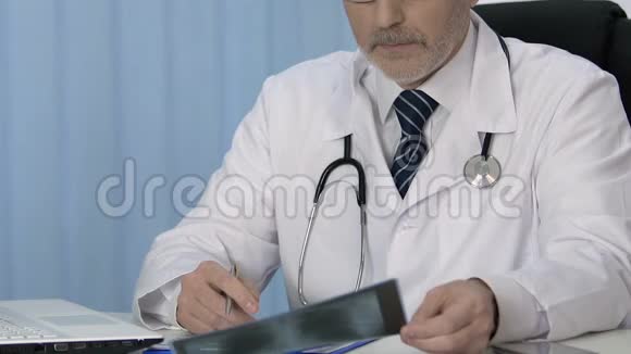 医生检查病人肺部扫描在病历中书写诊断视频的预览图
