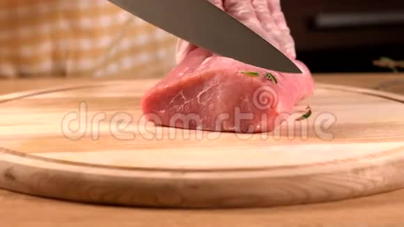 厨师戴手套切肉片视频的预览图