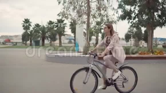 骑自行车的迷人女人视频的预览图