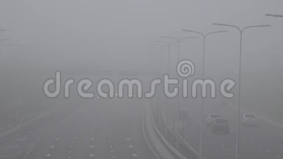 汽车覆盖着浓雾和阴霾4K视频的预览图